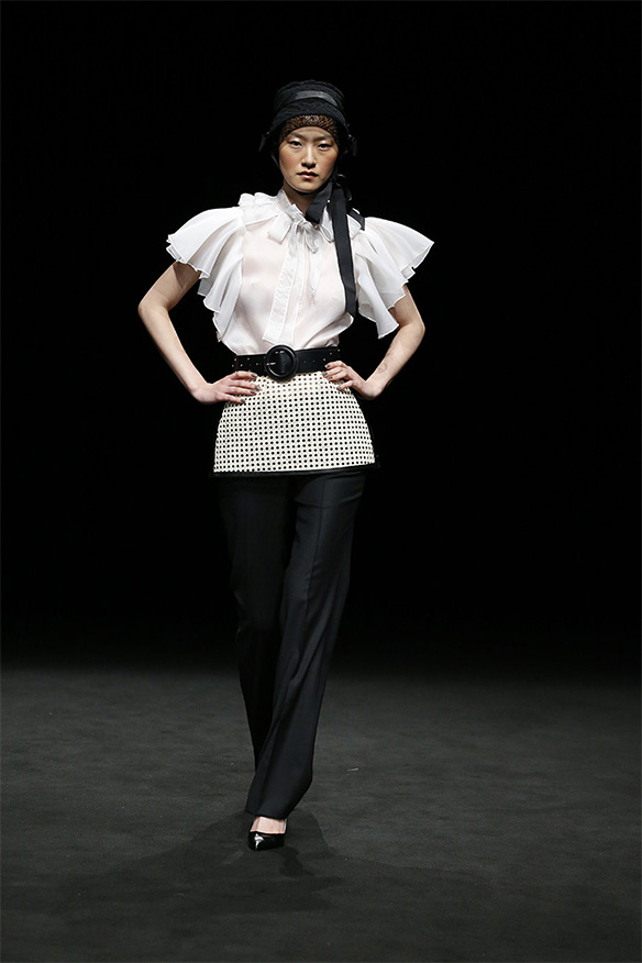 15-colgadas-de-una-percha-las-sorpresas-de-la-080-bcn-fashion-moda-barcelona-desfile-antonio-miro-7