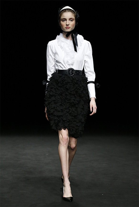 15-colgadas-de-una-percha-las-sorpresas-de-la-080-bcn-fashion-moda-barcelona-desfile-antonio-miro-8