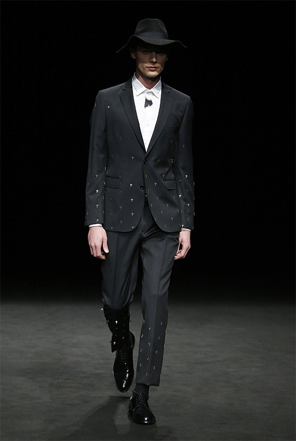 15-colgadas-de-una-percha-las-sorpresas-de-la-080-bcn-fashion-moda-barcelona-desfile-antonio-miro-9