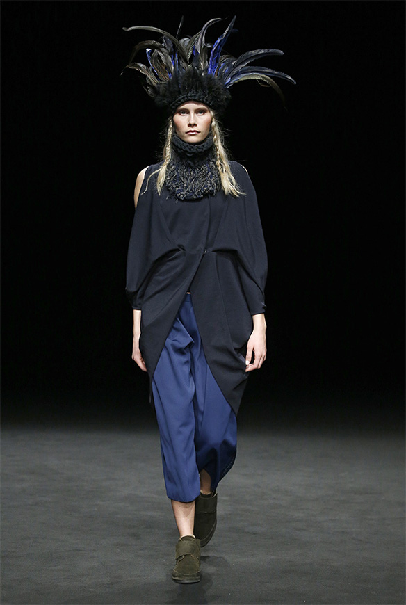 15-colgadas-de-una-percha-las-sorpresas-de-la-080-bcn-fashion-moda-barcelona-desfile-txell-miras-1