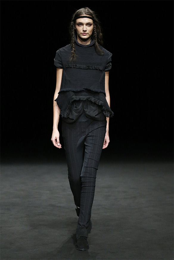 15-colgadas-de-una-percha-las-sorpresas-de-la-080-bcn-fashion-moda-barcelona-desfile-txell-miras-2