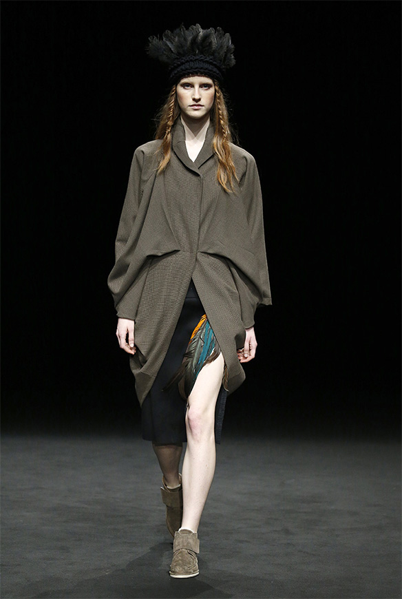 15-colgadas-de-una-percha-las-sorpresas-de-la-080-bcn-fashion-moda-barcelona-desfile-txell-miras-4