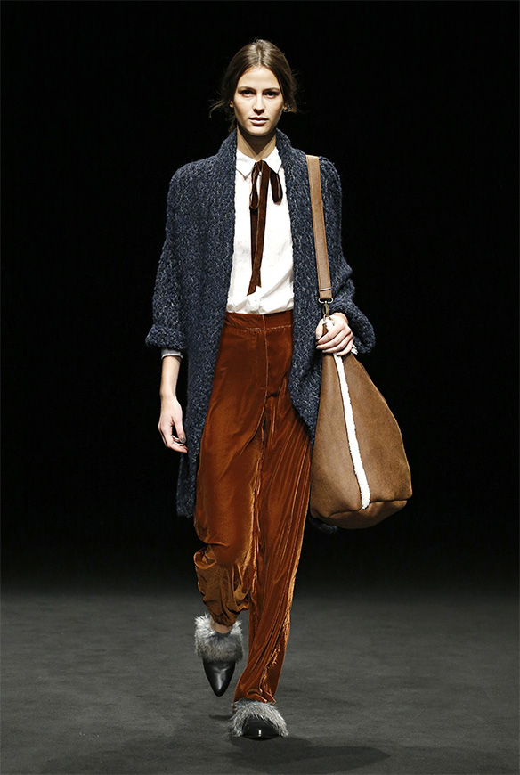 15-colgadas-de-una-percha-las-sorpresas-de-la-080-bcn-fashion-moda-barcelona-desfile-yerse-1