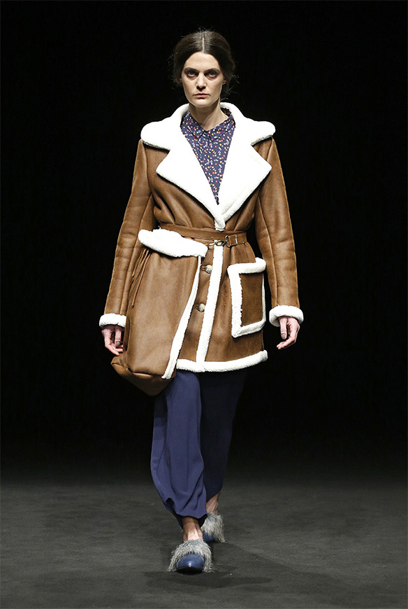 15-colgadas-de-una-percha-las-sorpresas-de-la-080-bcn-fashion-moda-barcelona-desfile-yerse-11