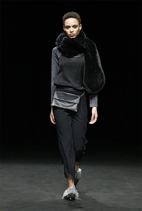 15-colgadas-de-una-percha-las-sorpresas-de-la-080-bcn-fashion-moda-barcelona-desfile-yerse-14