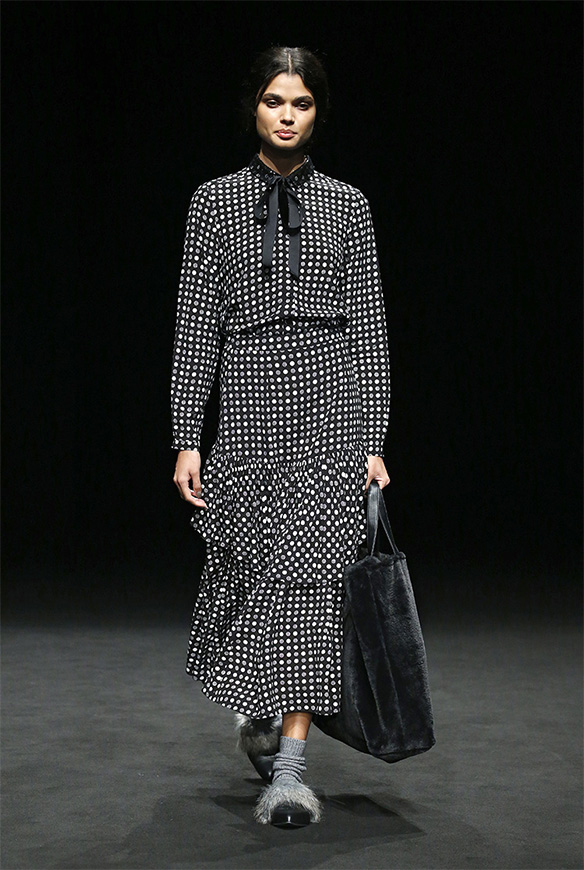 15-colgadas-de-una-percha-las-sorpresas-de-la-080-bcn-fashion-moda-barcelona-desfile-yerse-5