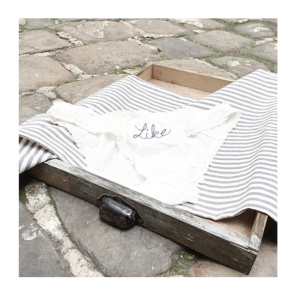 15-colgadas-de-una-percha-san-valentin-lenceria-ropa-interior-lingerie-underwear-saint-valentines-day-henriette-h-3