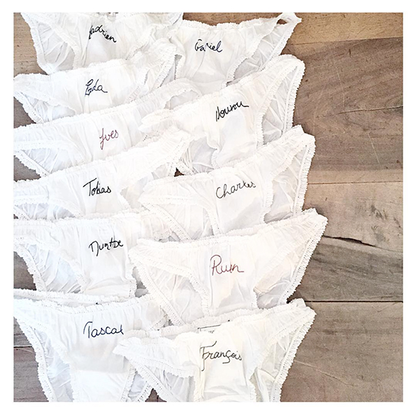 15-colgadas-de-una-percha-san-valentin-lenceria-ropa-interior-lingerie-underwear-saint-valentines-day-henriette-h-5