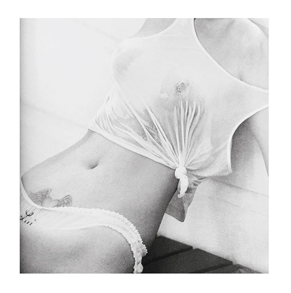 15-colgadas-de-una-percha-san-valentin-lenceria-ropa-interior-lingerie-underwear-saint-valentines-day-henriette-h-6