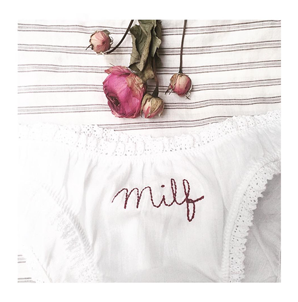 15-colgadas-de-una-percha-san-valentin-lenceria-ropa-interior-lingerie-underwear-saint-valentines-day-henriette-h-7