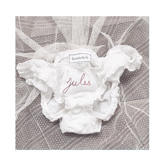 15-colgadas-de-una-percha-san-valentin-lenceria-ropa-interior-lingerie-underwear-saint-valentines-day-henriette-h-9