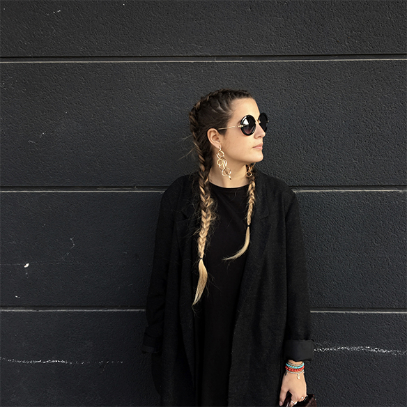 colgadas-de-una-percha-anna-duarte-moda-fashion-overlays-sobreposiciones-black-and-white-blanco-y-negro-double-braids-trenzas-dobles-burdeos-burgundy-3