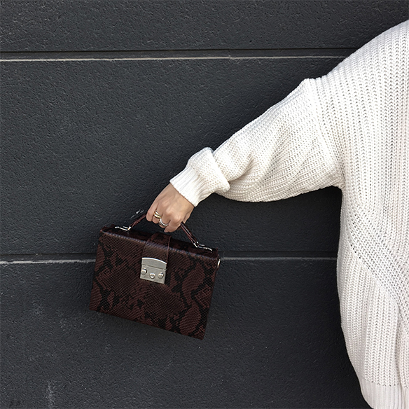 colgadas-de-una-percha-anna-duarte-moda-fashion-overlays-sobreposiciones-black-and-white-blanco-y-negro-double-braids-trenzas-dobles-burdeos-burgundy-6