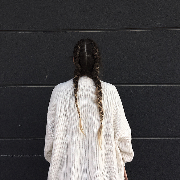 colgadas-de-una-percha-anna-duarte-moda-fashion-overlays-sobreposiciones-black-and-white-blanco-y-negro-double-braids-trenzas-dobles-burdeos-burgundy-7