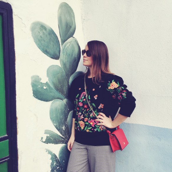 colgadas-de-una-percha-carla-kissler-sudadera-negra-flores-bordadas-mangas-globo-pantalones-pata-de-gallo-rojo-red-hondstooth-pants-balloon-shoulders-embroidered-flowers-black-sweatshirt
