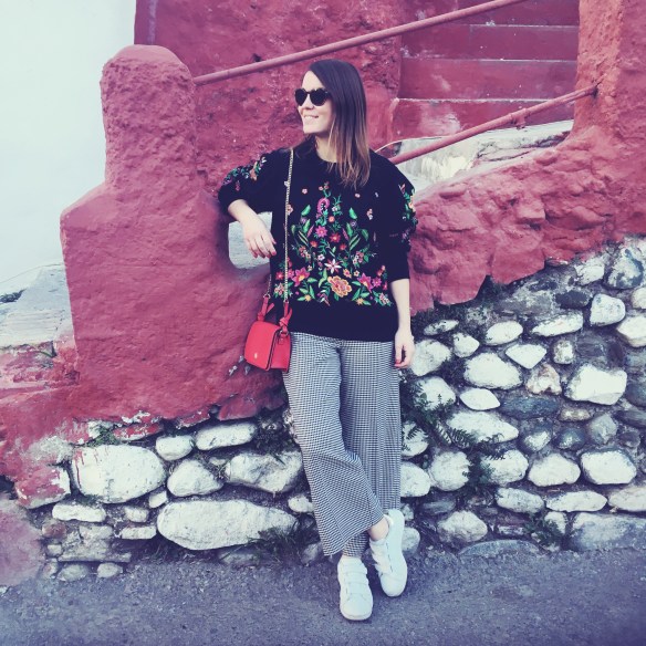 colgadas-de-una-percha-carla-kissler-sudadera-negra-flores-bordadas-mangas-globo-pantalones-pata-de-gallo-rojo-red-hondstooth-pants-balloon-shoulders-embroidered-flowers-black-sweatshirt