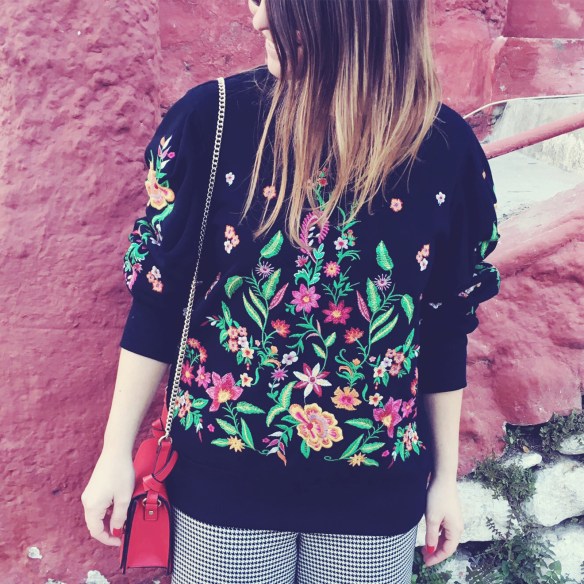 colgadas-de-una-percha-carla-kissler-sudadera-negra-flores-bordadas-mangas-globo-pantalones-pata-de-gallo-rojo-red-hondstooth-pants-balloon-shoulders-embroidered-flowers-black-sweatshirt